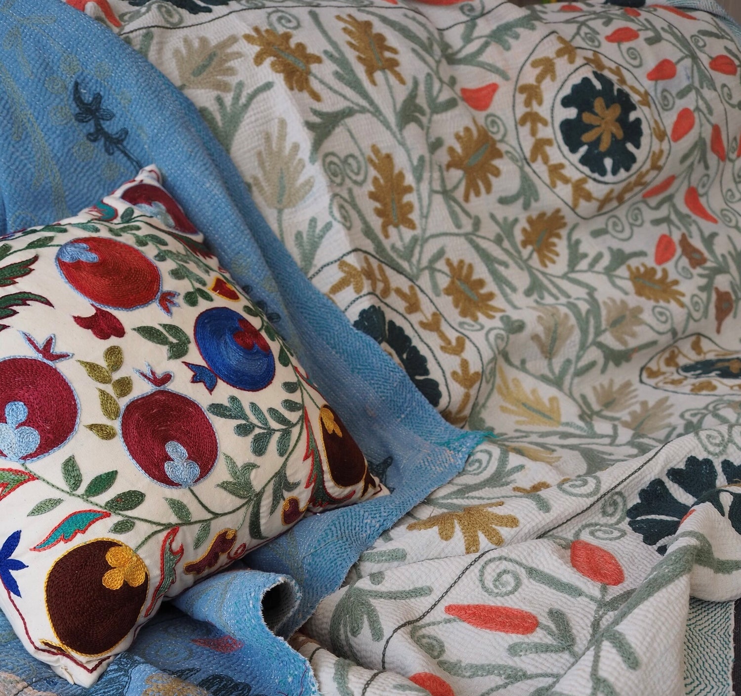 ホワイトの生地にフラワーモチーフのデザインが施されたスザニ刺繍 カンタキルトです。使い古されたヴィンテージのカンタキルトにスザニ刺繍を施しています。ウズベキスタンとインドの伝統工芸が合わさった素敵な1枚です。