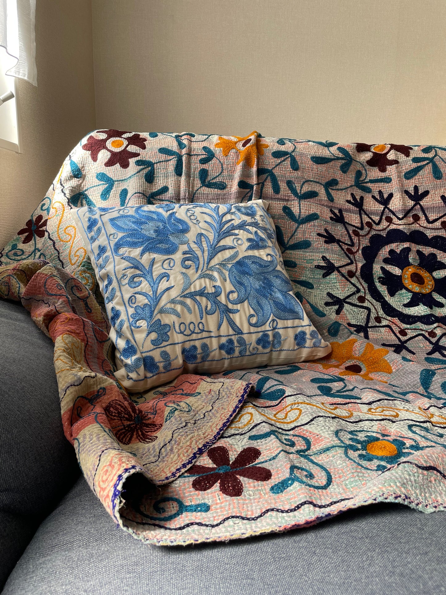 白地に鮮やかなブルーの刺繍が美しいスザニ刺繍 クッションカバー