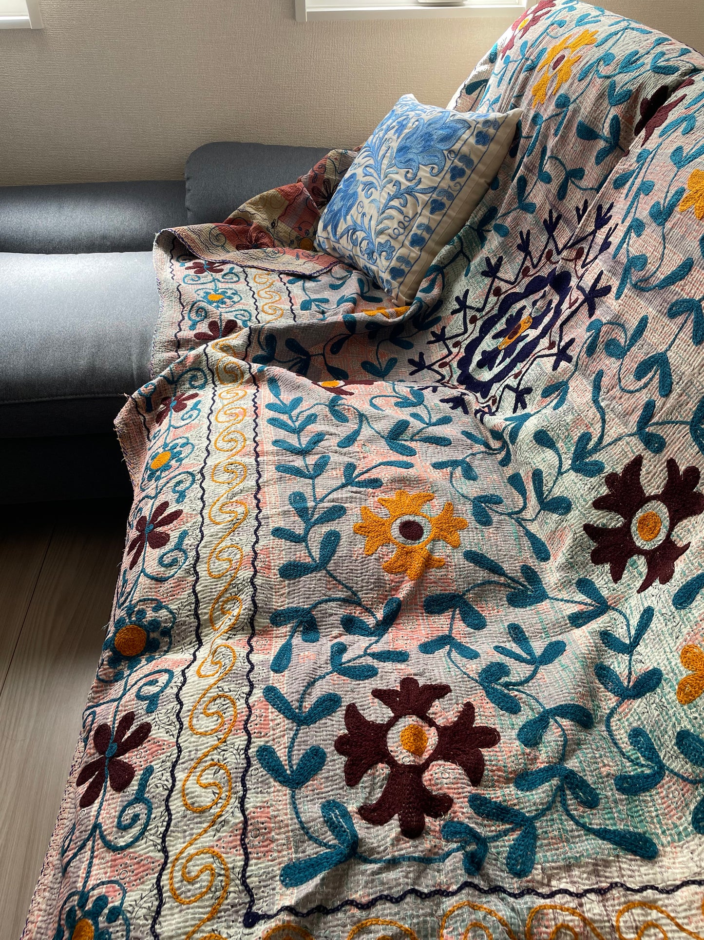 淡い優しい色味の生地に紫のステッチが素敵なスザニ刺繍 カンタキルト