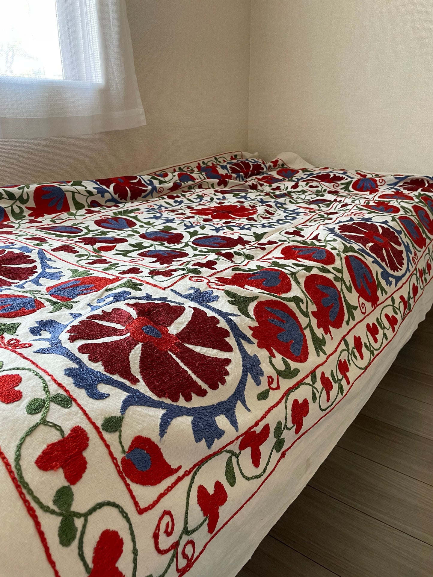 赤色が素敵で定番モチーフが楽しめるスザニ刺繍