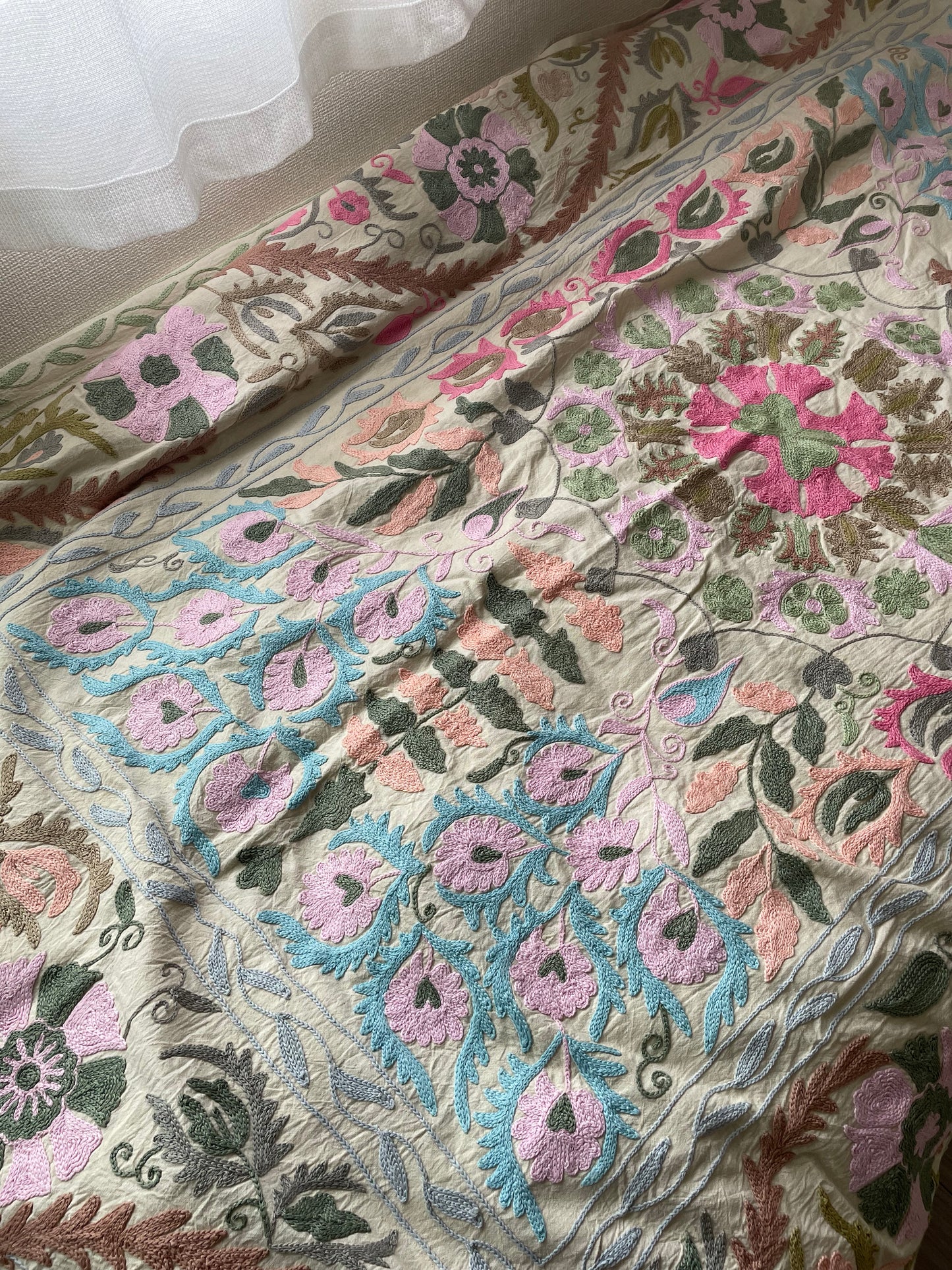 淡いパステルカラーが優しい雰囲気をもたらすスザニ刺繍