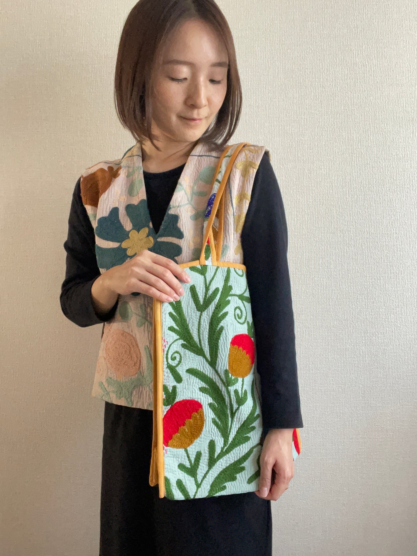 淡い水色の生地にスザニ刺繍が施されたカンタキルトバッグ②