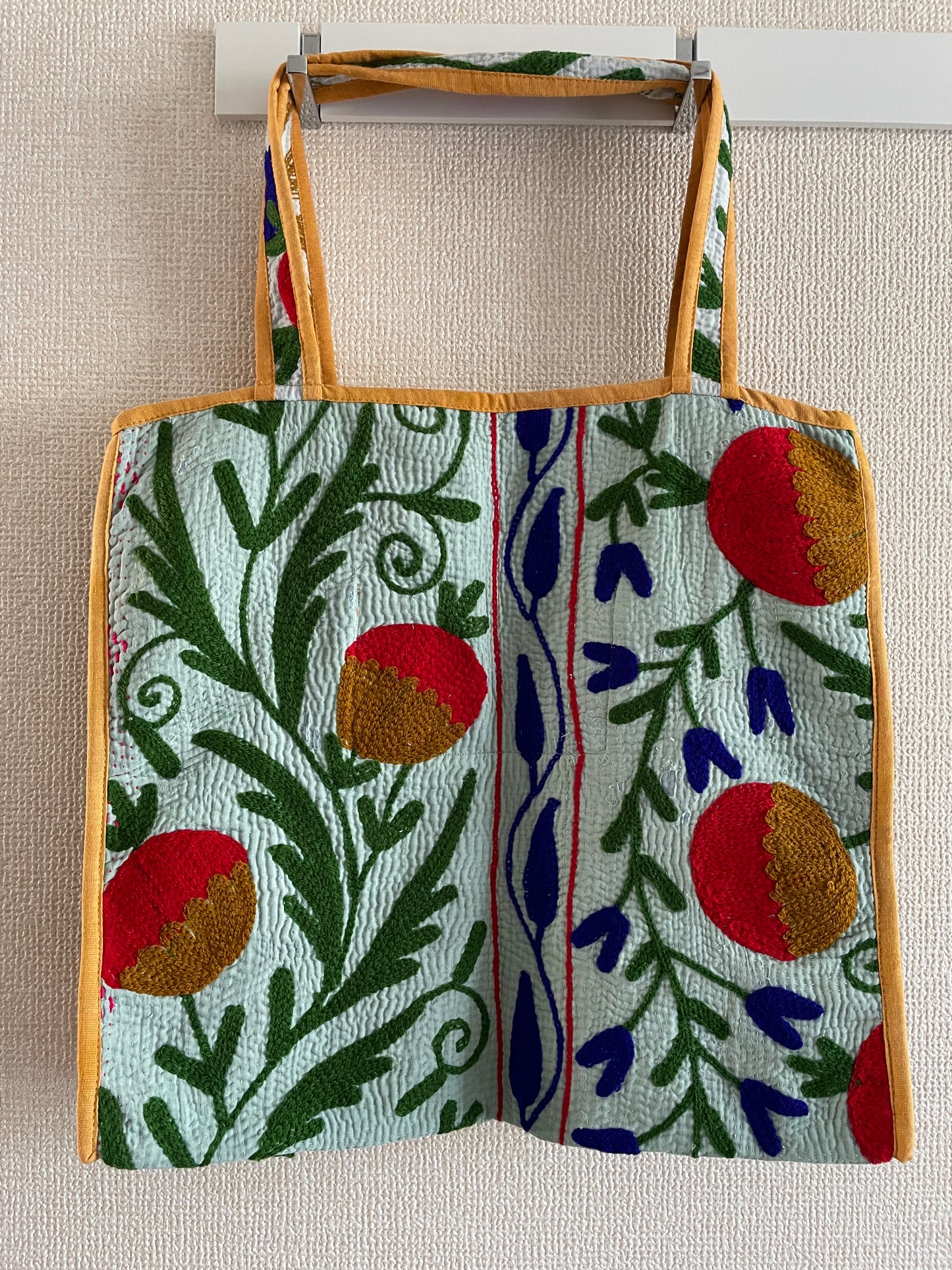 淡い水色の生地にスザニ刺繍が施されたカンタキルトバッグ②