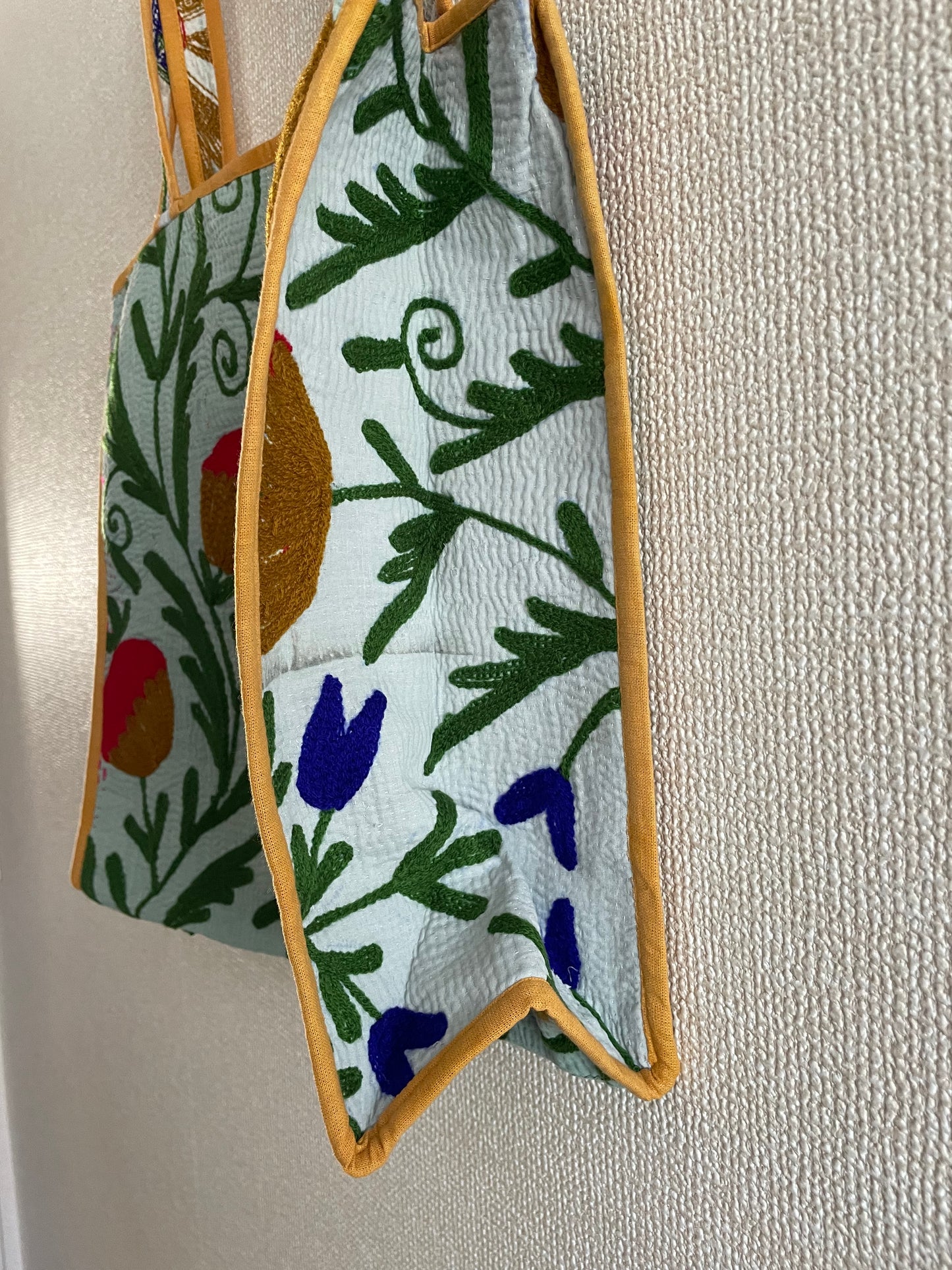 淡い水色の生地にスザニ刺繍が施されたカンタキルトバッグ②