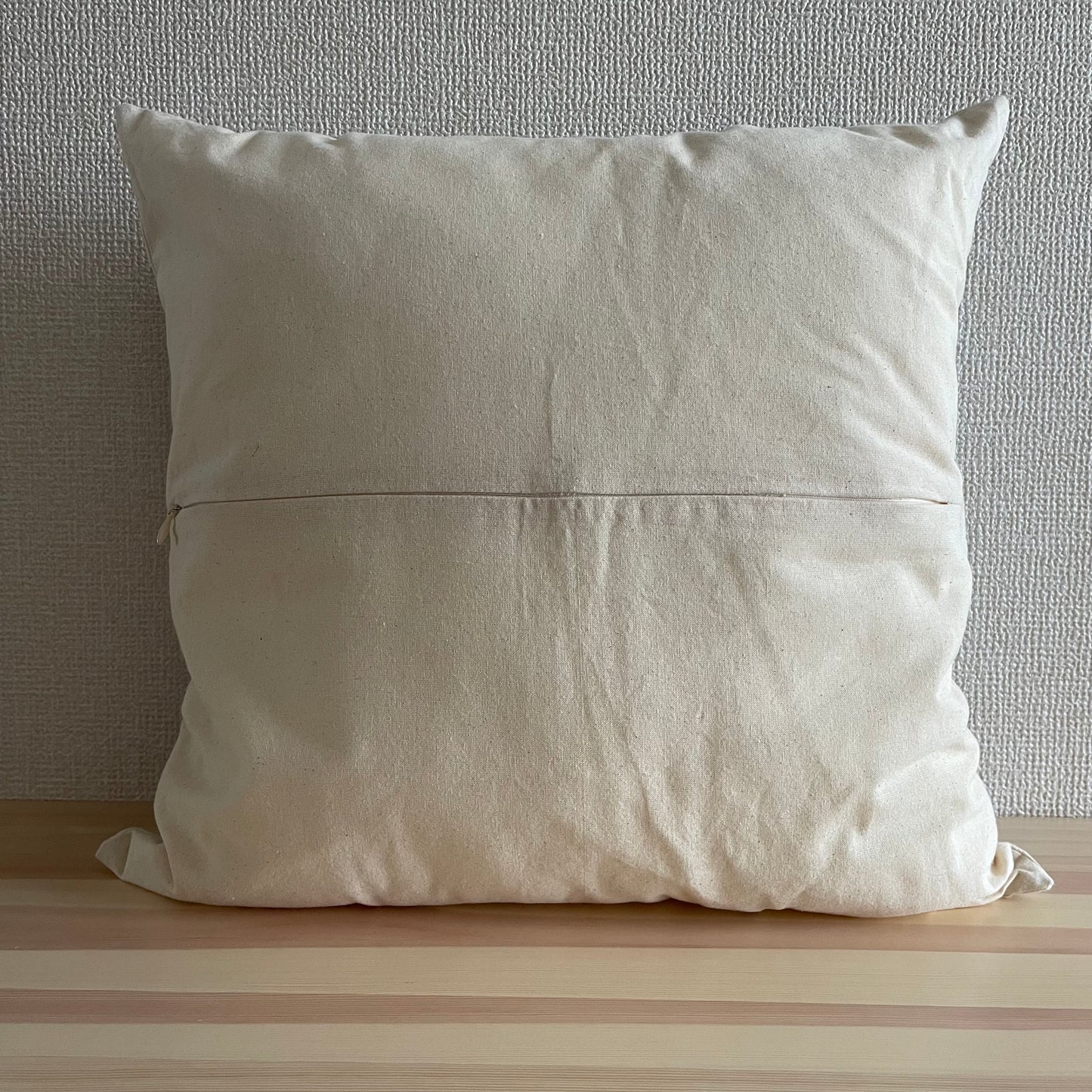 白地に鮮やかなブルーの刺繍が美しいスザニ刺繍 クッションカバー