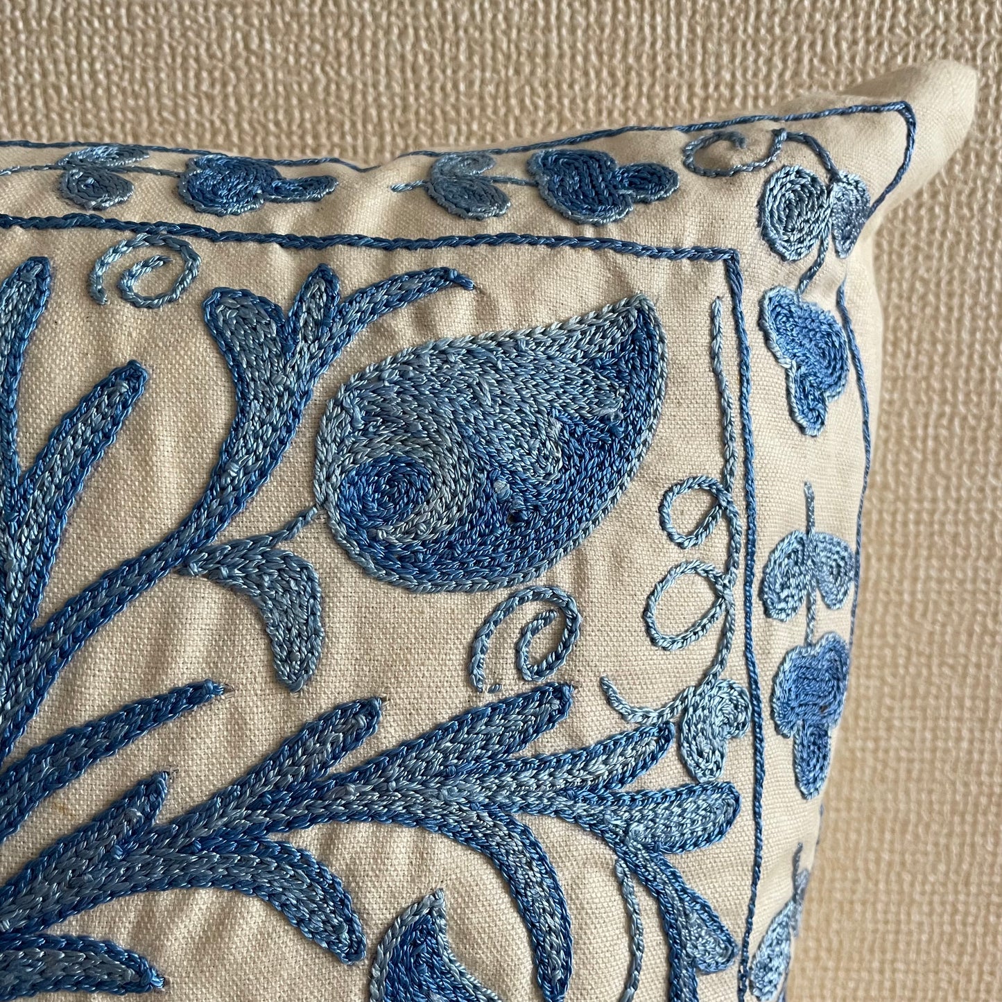 白地に鮮やかなブルーの刺繍が美しいスザニ刺繍 クッションカバー