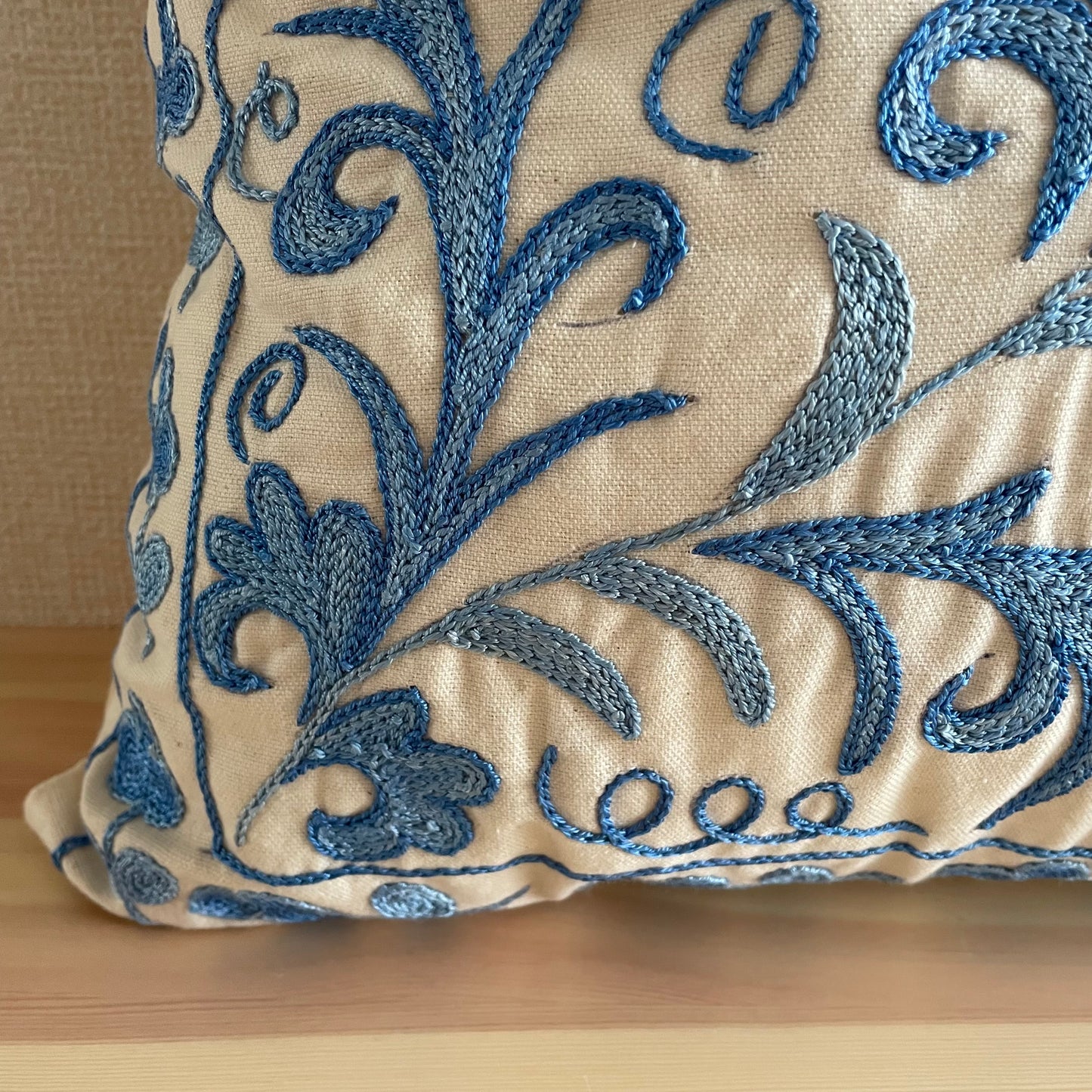 白地に鮮やかなブルーの刺繍が美しいスザニ刺繍 クッションカバー