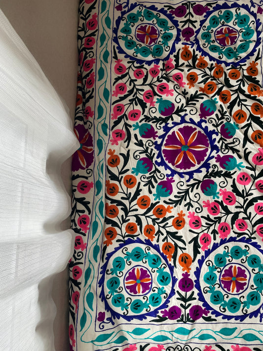 明るさと華やかさを併せ持つスザニ刺繍