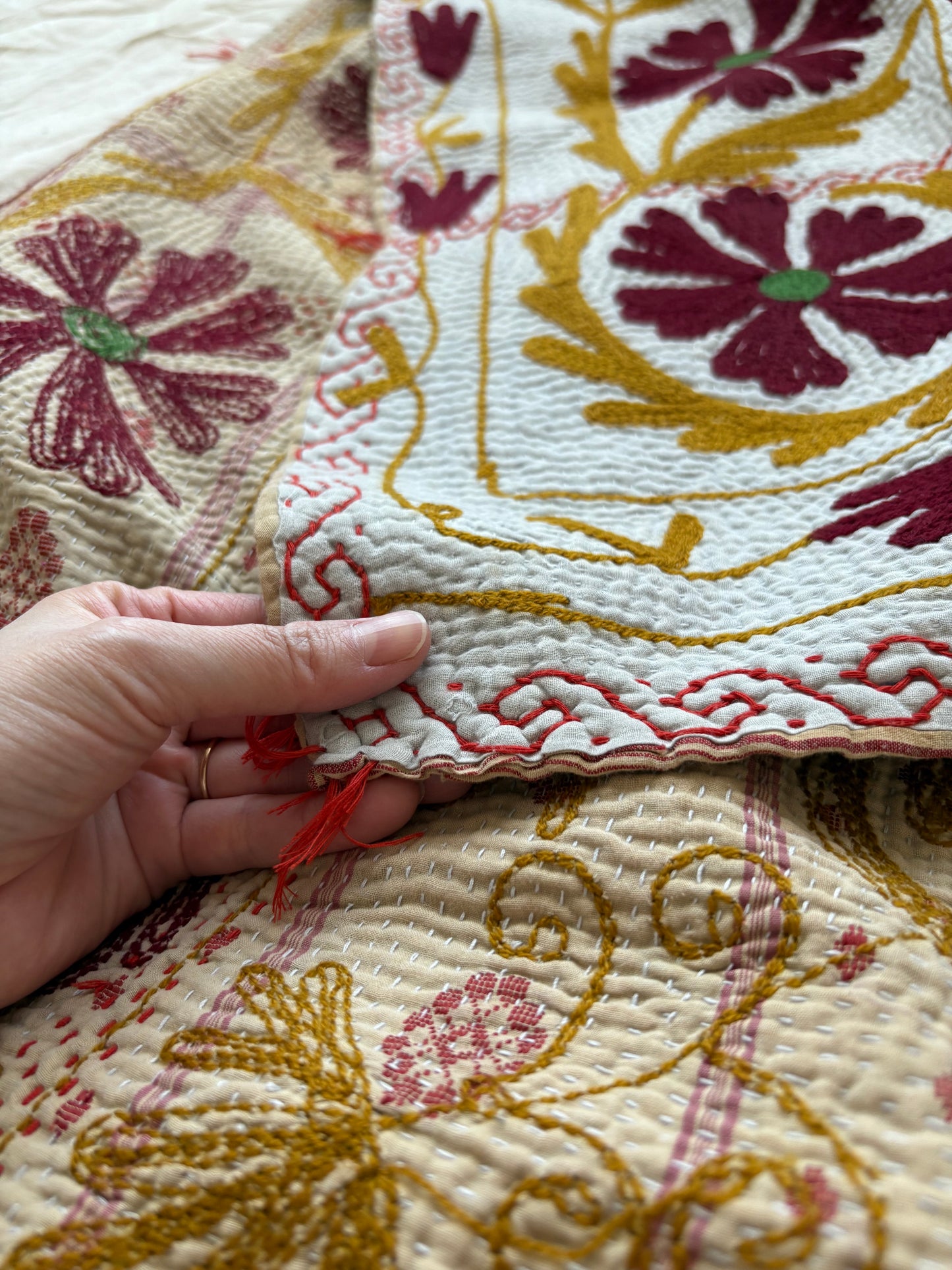 カーネーションのお花畑のようなスザニ刺繍カンタキルト