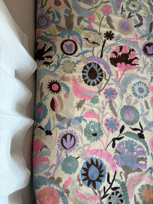 自然を感じられるような雰囲気を持つパステルカラーのスザニ刺繍