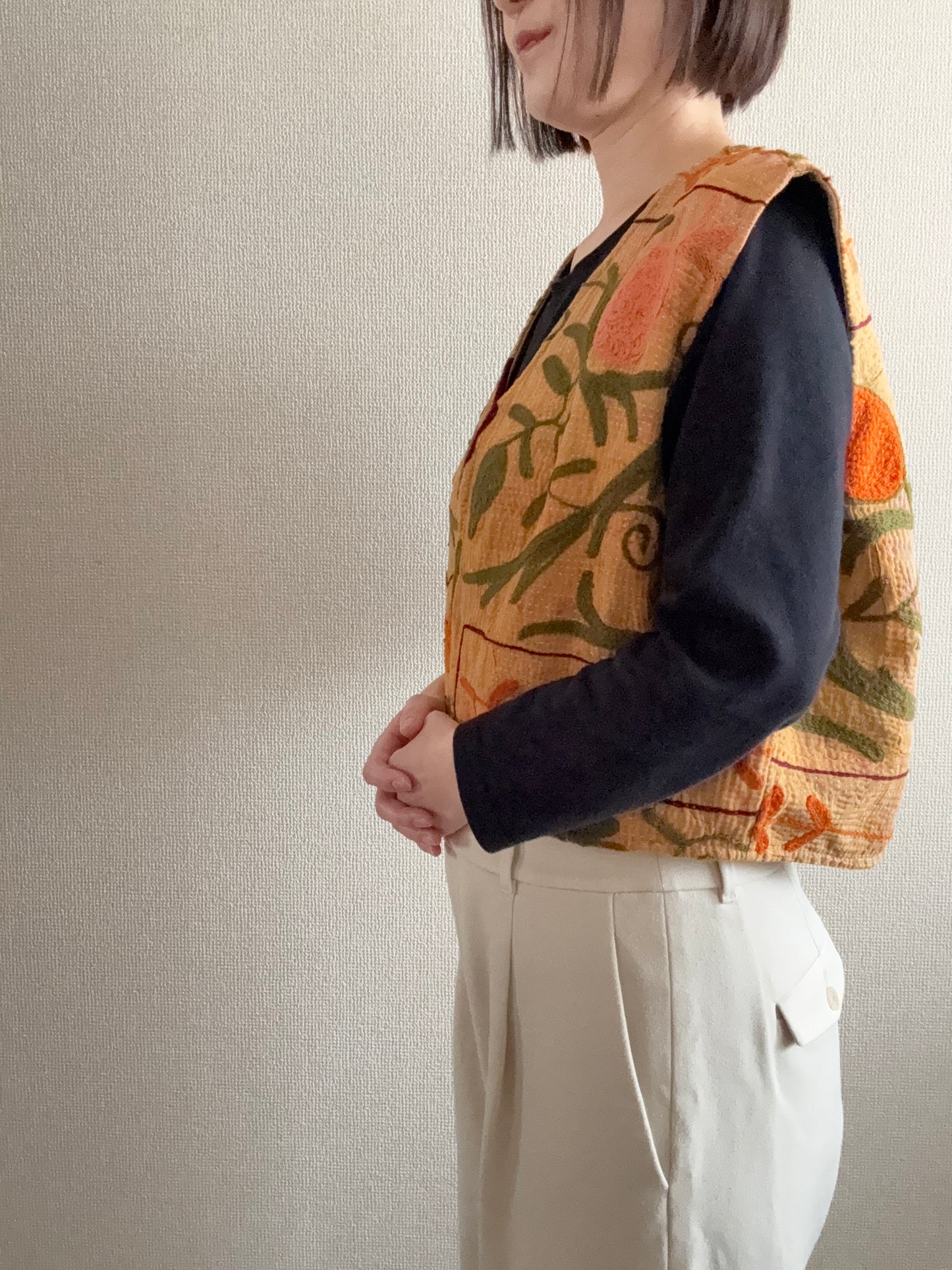 人気のモチーフが大集結したスザニ刺繍ベスト-Orange-
