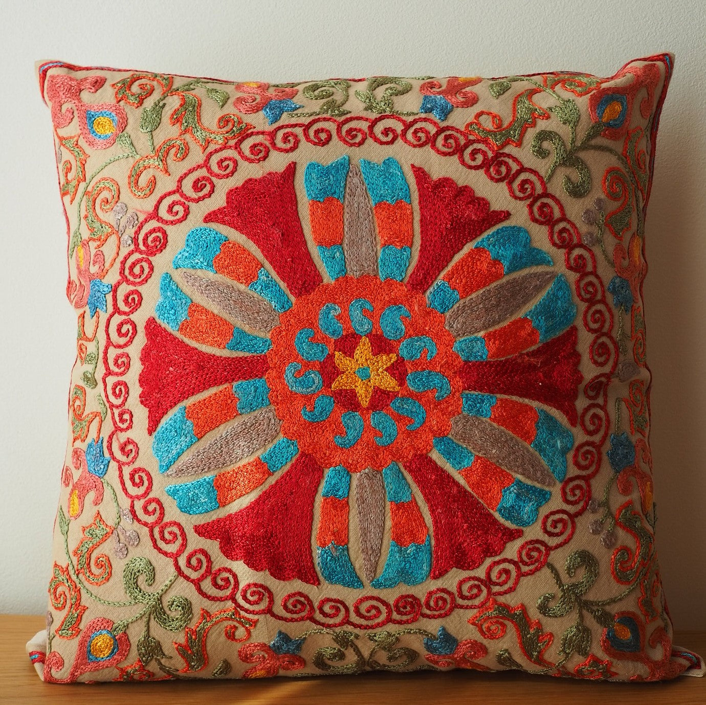 スザニ刺繍のクッションカバーです。中央の大きなフラワーモチーフのスザニ刺繍が特徴です。色鮮やかでカラフルでとても美しい1枚です