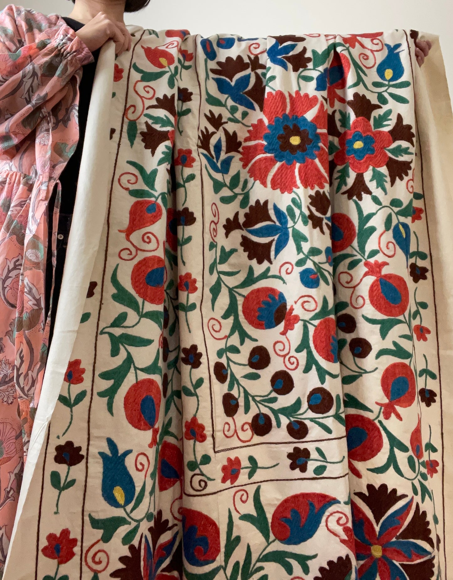 白い生地にかわいらしい雰囲気のスザニ刺繍が施された1枚です。ザクロやカーネーションなどの定番で人気のスザニ刺繍が施されています