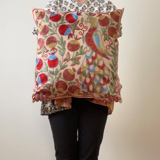 スザニ刺繍のクッションカバーです。ベージュの優しい色味味の生地にザクロと孔雀のスザニ刺繍が美しい1点です