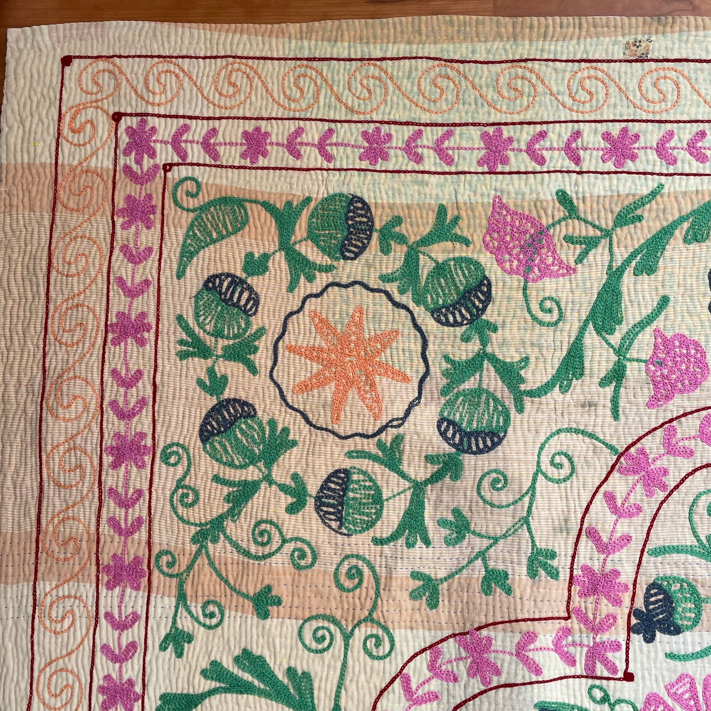 淡い色味とカラフルなステッチが素敵なスザニ刺繍 カンタキルト