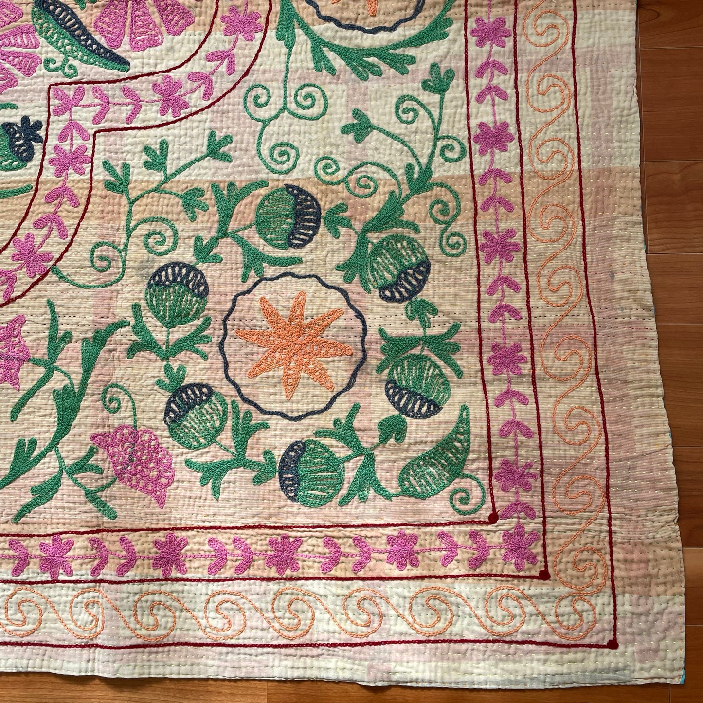 淡い色味とカラフルなステッチが素敵なスザニ刺繍 カンタキルト