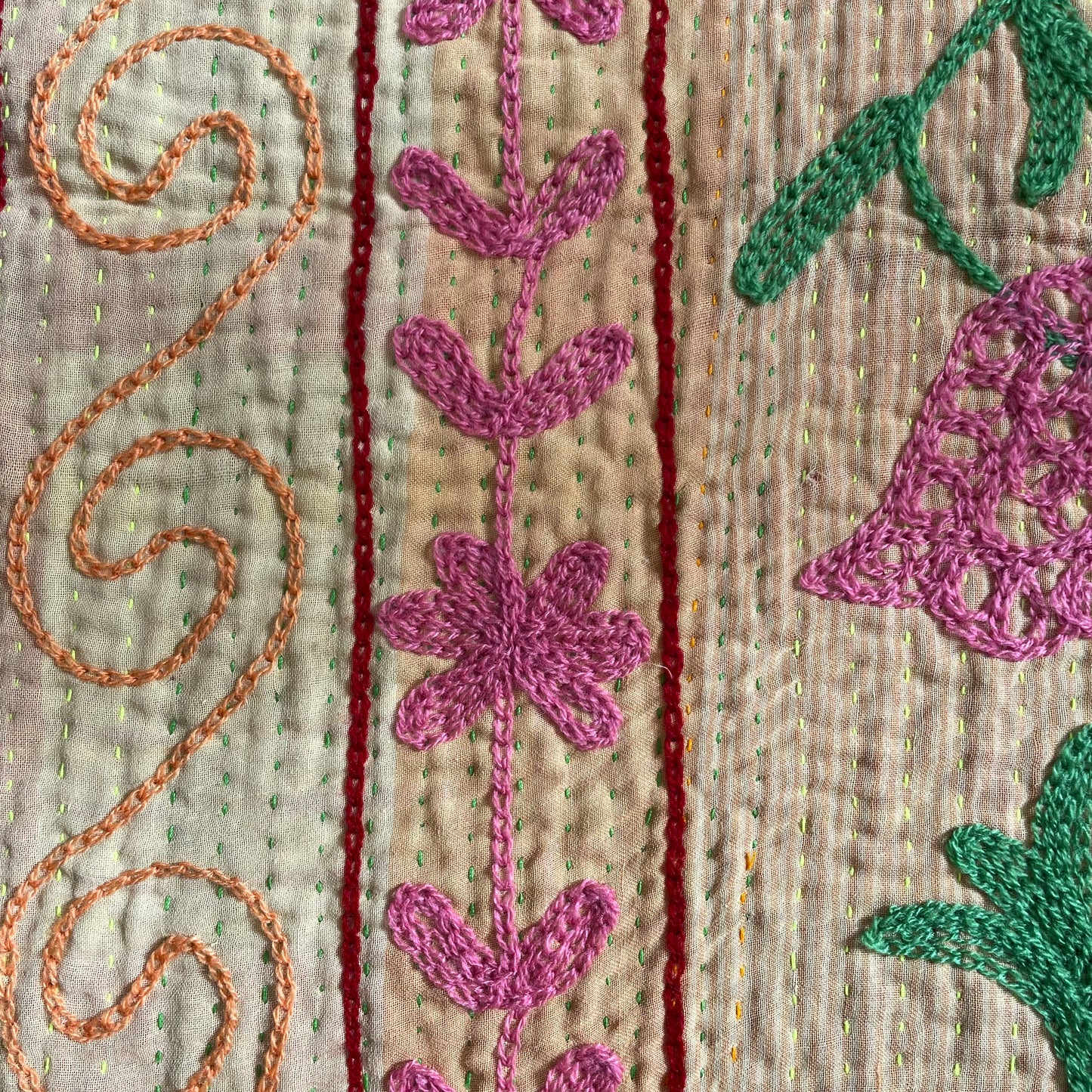 淡い色味とカラフルなステッチが素敵なスザニ刺繍 カンタキルト