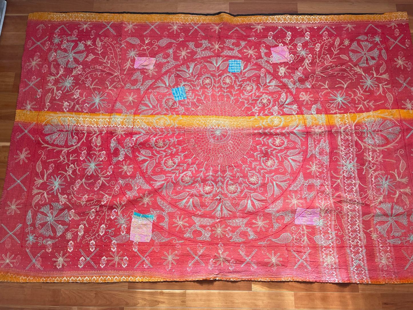 オレンジ×赤 珍しい色味を組み合わせたスザニ刺繍 カンタキルト