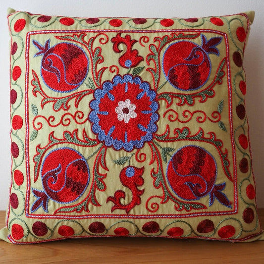スザニ刺繍が施されたスザニクッションカバーです。ピスタチオグリーンのような色味の生地にザクロやカーネーションのスザニ刺繍が映えて美しい1枚です