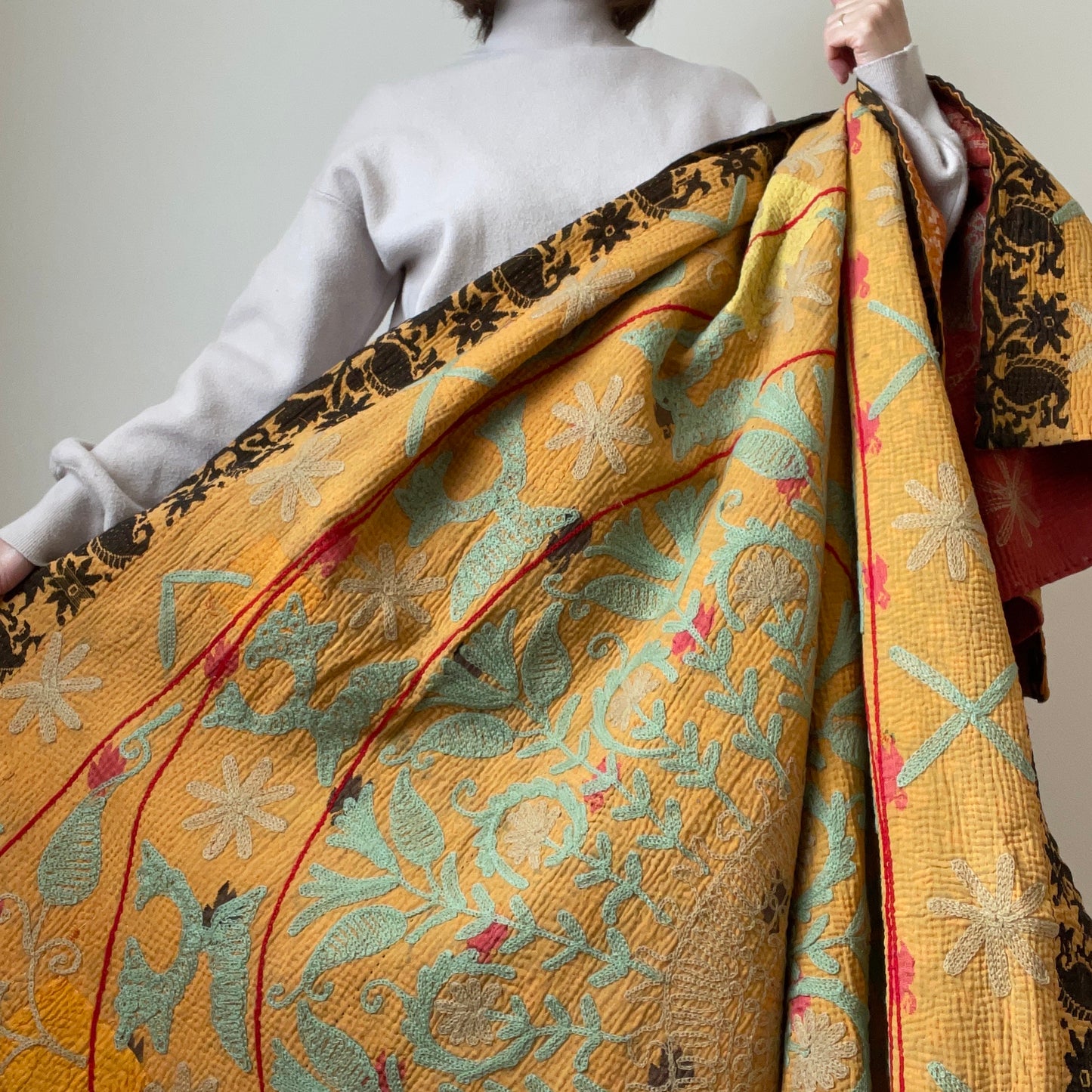 オレンジ×赤 珍しい色味を組み合わせたスザニ刺繍 カンタキルト