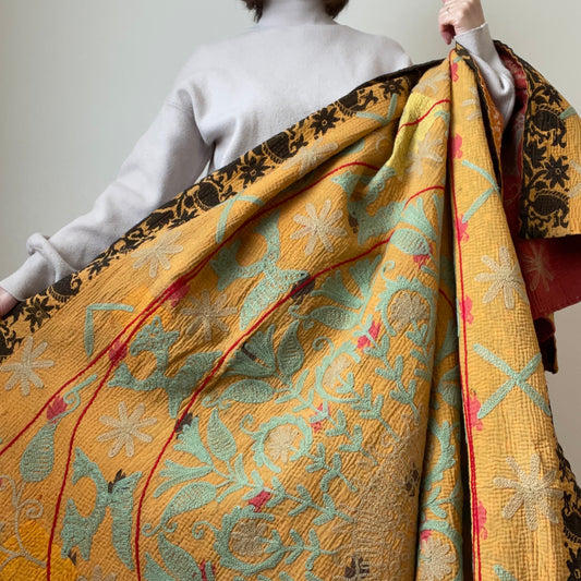 オレンジ×赤 珍しい色味を組み合わせたスザニ刺繍 カンタキルト