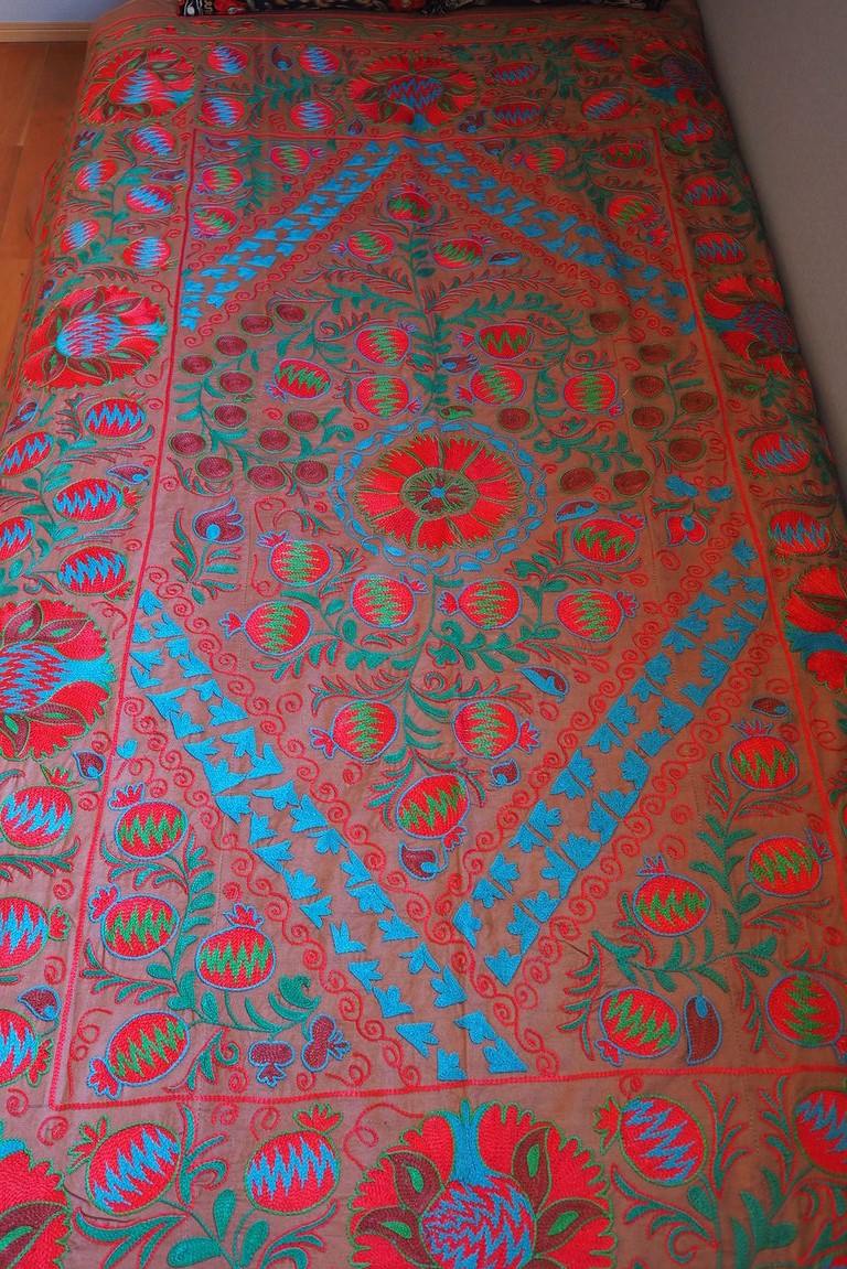 モカブラウンの生地に色鮮やかなスザニ刺繍が施された1枚です。かぎ針でスザニ刺繍が施されているため、とても繊細で美しいスザニ刺繍です