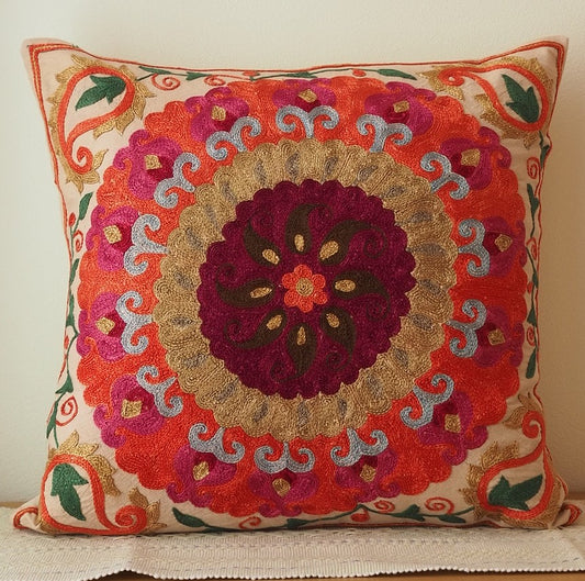 スザニ刺繍が施されたスザニクッションカバーです。大きな太陽モチーフのようなフラワーモチーフのようなスザニ刺繍が美しい1枚です