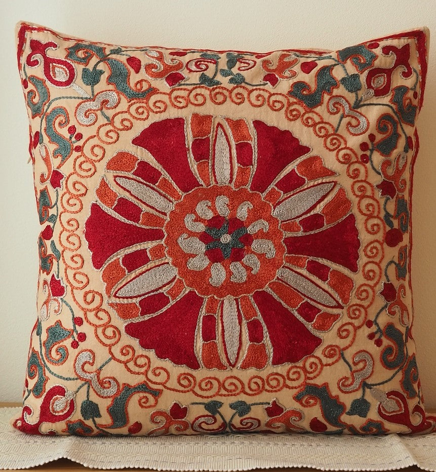 スザニ刺繍が施されたスザニクッションカバーです。カーネーションをモチーフにしたスザニ刺繍が素敵な1枚です