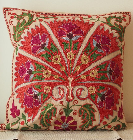 スザニ刺繍が施されたスザニクッションカバーになります。カーネーションのスザニ刺繍が美しい1枚です