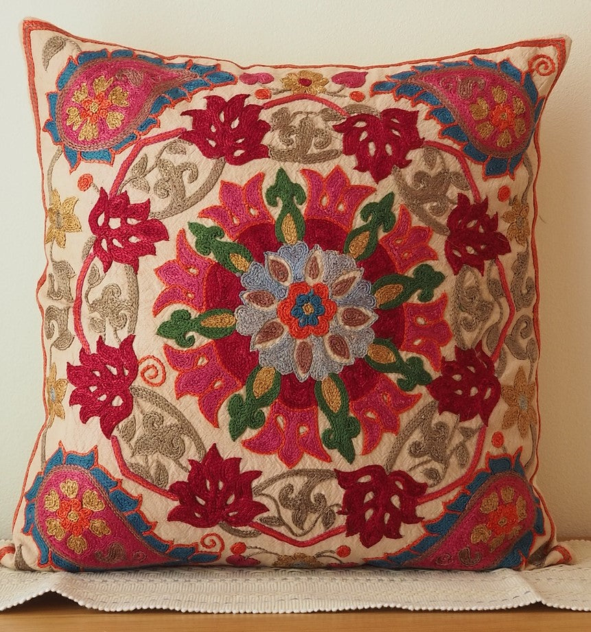 スザニ刺繍が施されたスザニクッションカバーになります。フラワーモチーフがかわいらしい1点です