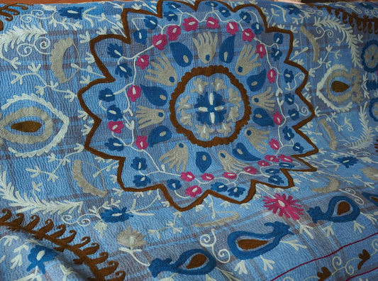 スザニ刺繍が施されたヴィンテージカンタキルトになります。ブルーベースのカンタキルトに美しいスザニ刺繍が映える1枚です