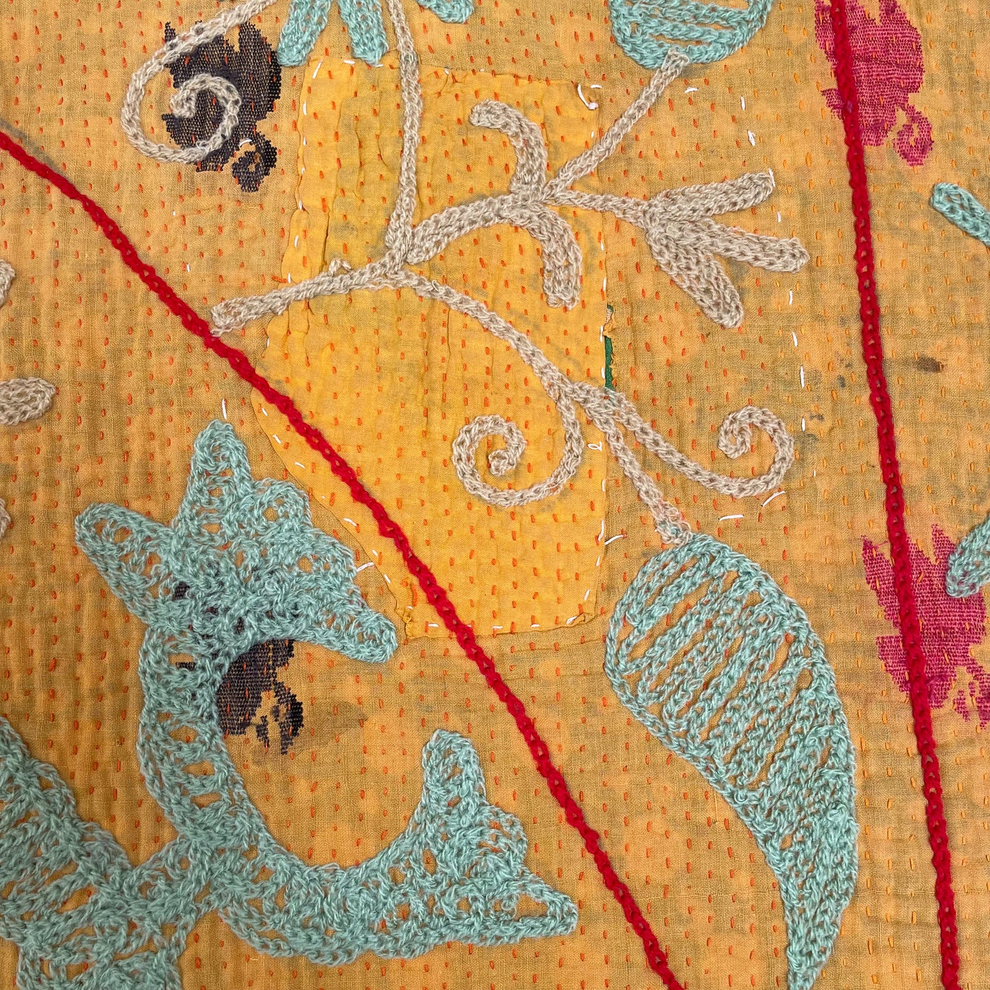 オレンジ×赤 珍しい色味を組み合わせたスザニ刺繍 カンタキルト