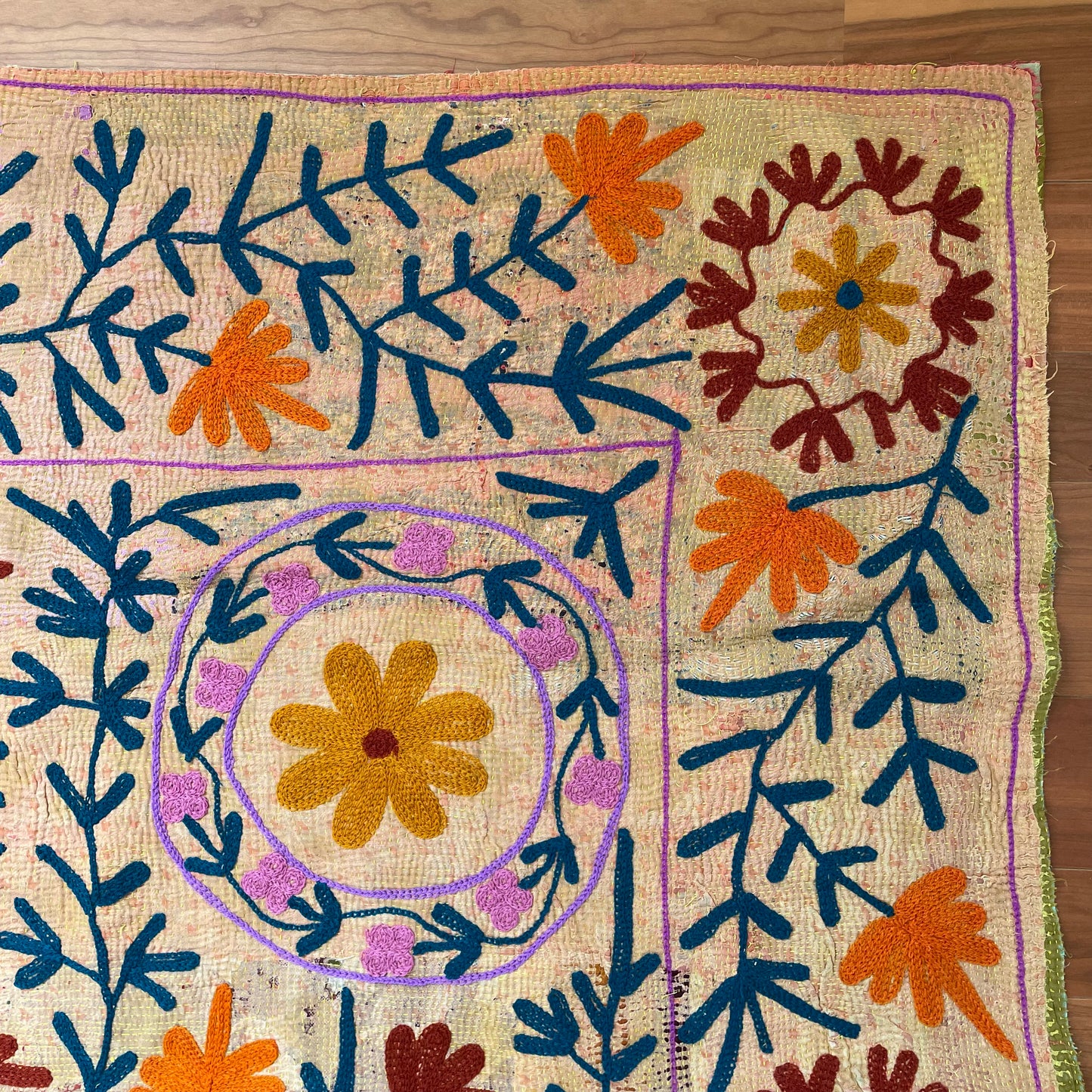 くすみピンク色の生地に可愛らしいデザインが素敵なスザニ刺繍 カンタキルト