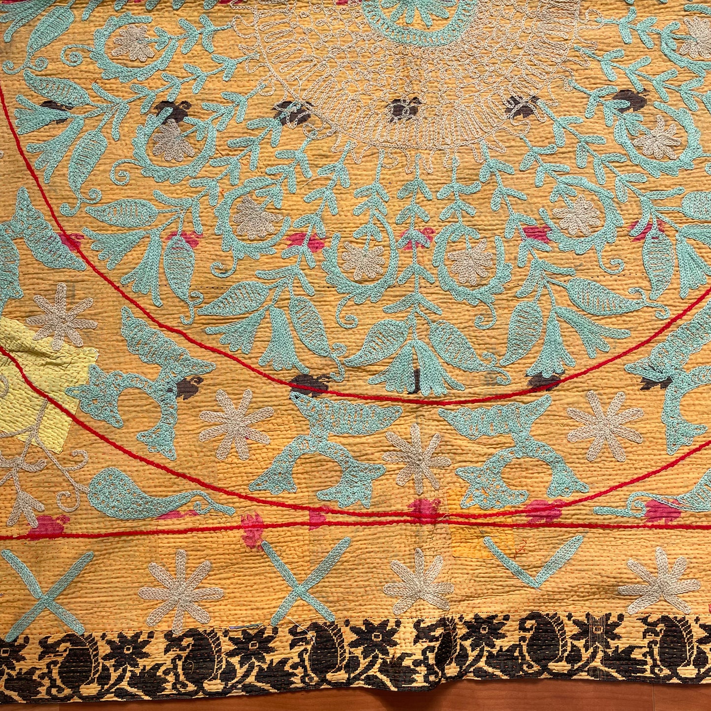 オレンジ×赤 珍しい色味を組み合わせたスザニ刺繍 カンタキルト