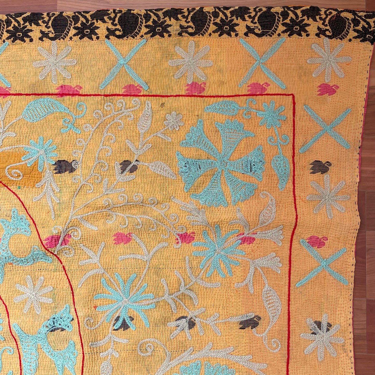 オレンジ×赤 珍しい色味を組み合わせたスザニ刺繍 カンタキルト