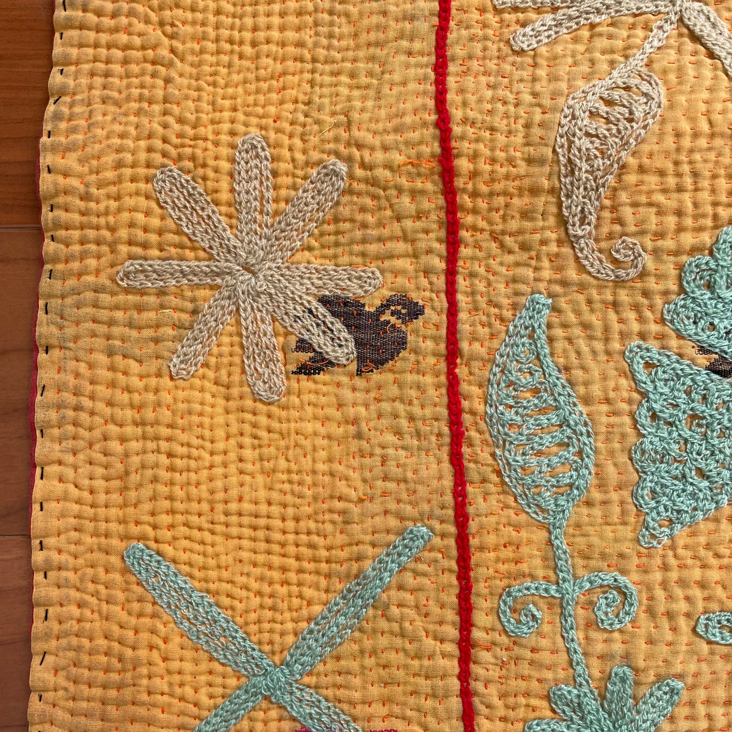 オレンジ×赤 珍しい色味を組み合わせたスザニ刺繍 カンタキルト