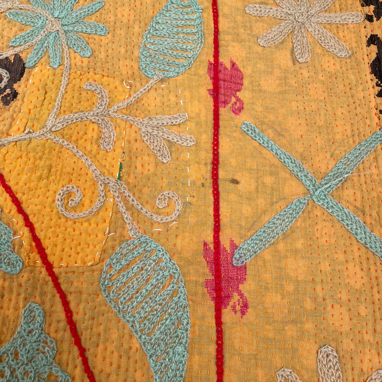 オレンジ×赤 珍しい色味を組み合わせたスザニ刺繍 カンタキルト