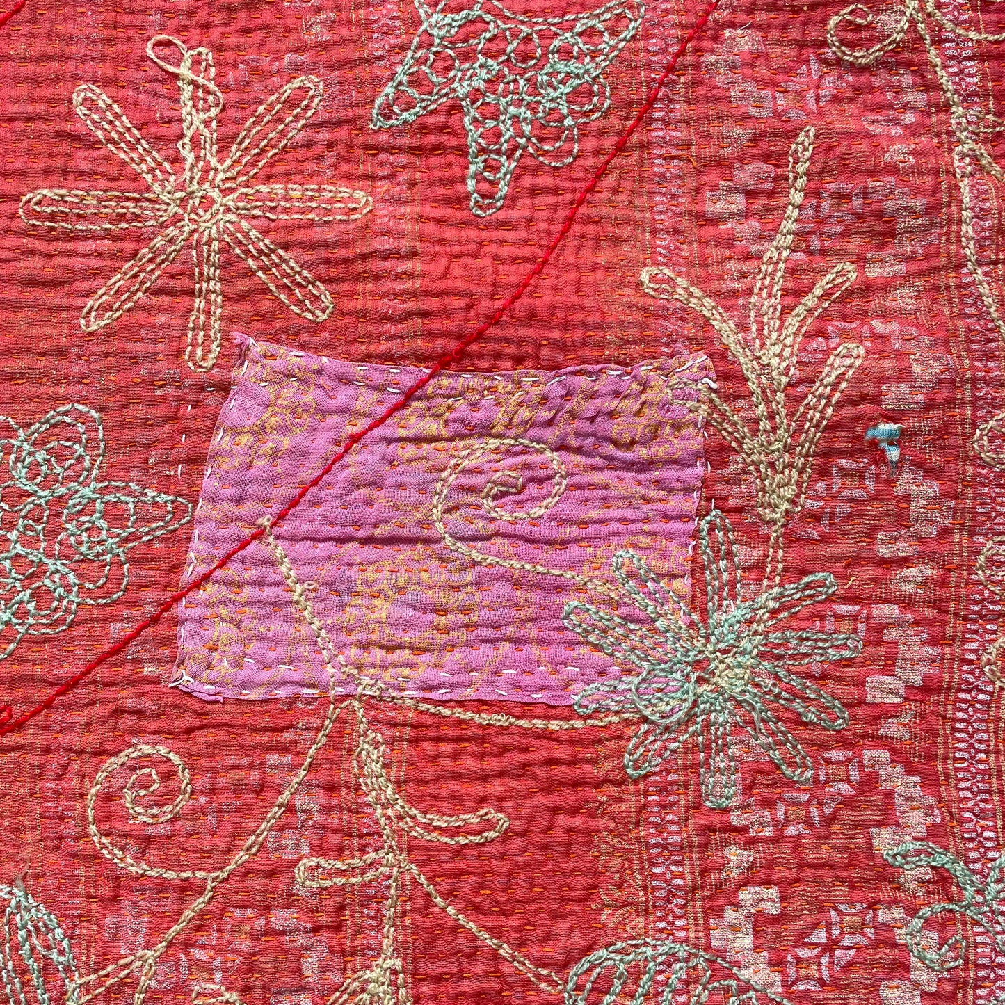 オレンジ×赤 珍しい色味を組み合わせたスザニ刺繍 カンタキルト