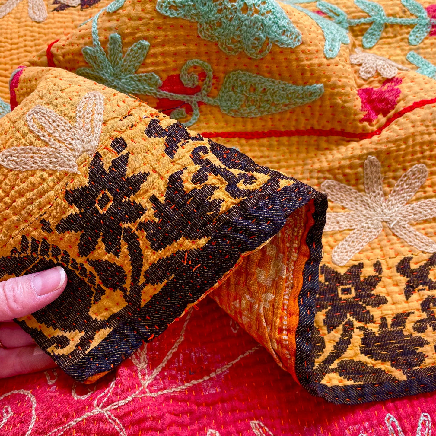 オレンジ×赤 珍しい色味を組み合わせたスザニ刺繍 カンタキルト