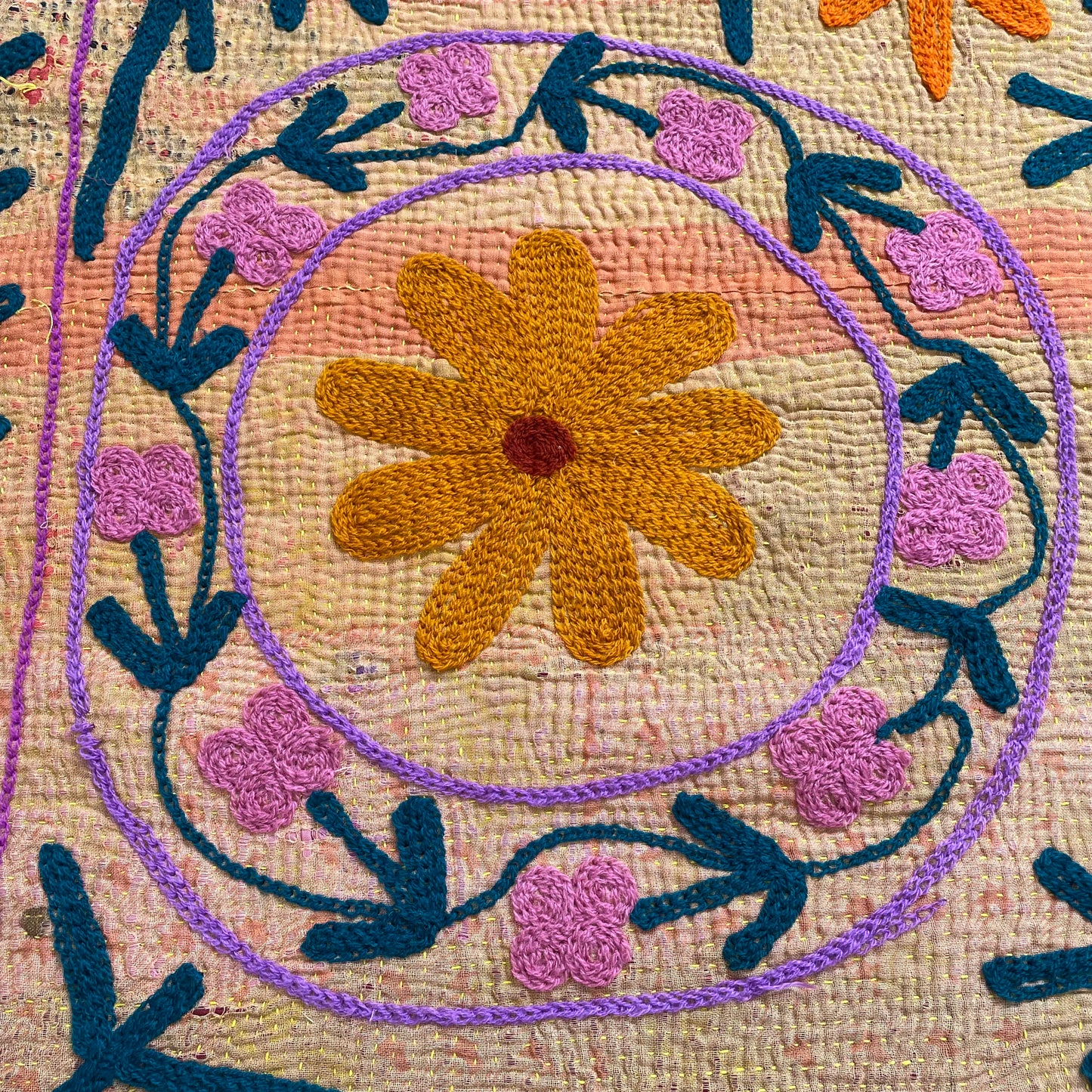 くすみピンク色の生地に可愛らしいデザインが素敵なスザニ刺繍 カンタキルト