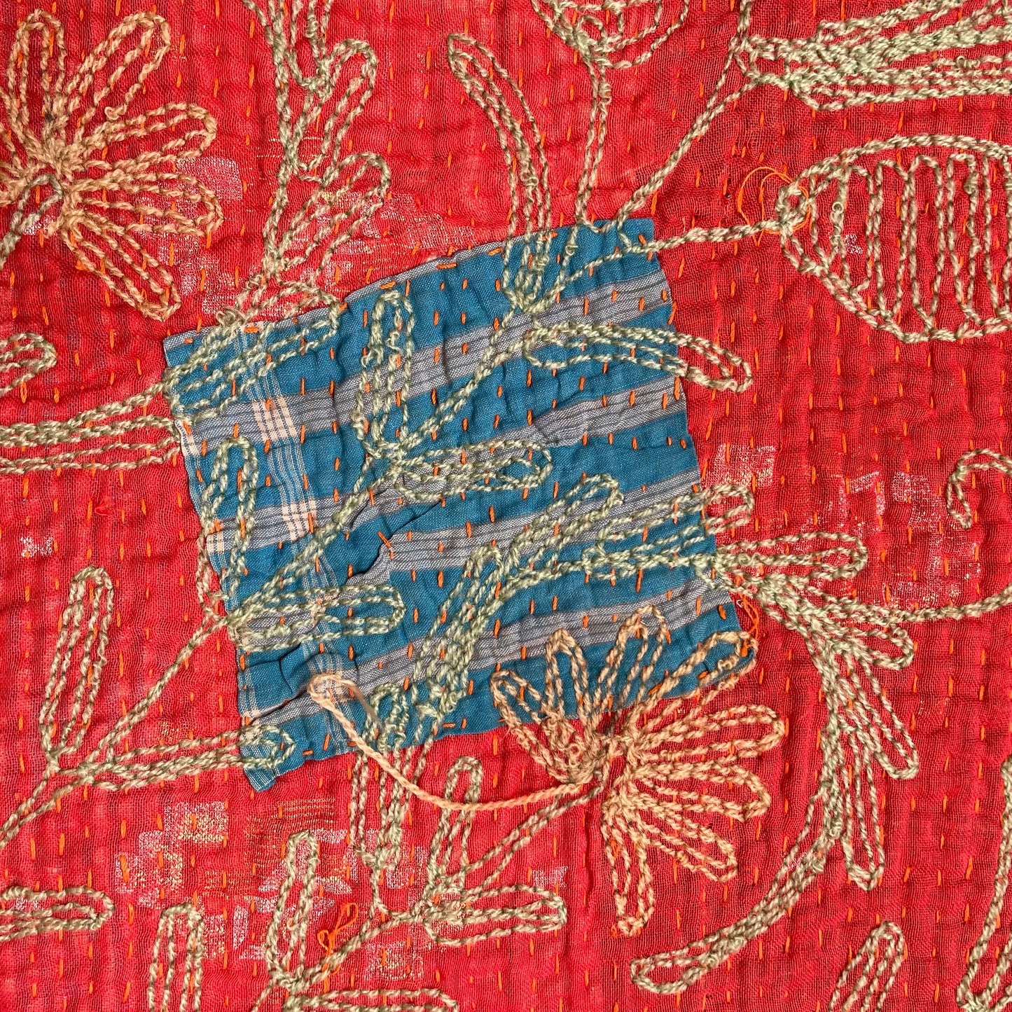 オレンジ×赤 珍しい色味を組み合わせたスザニ刺繍 カンタキルト
