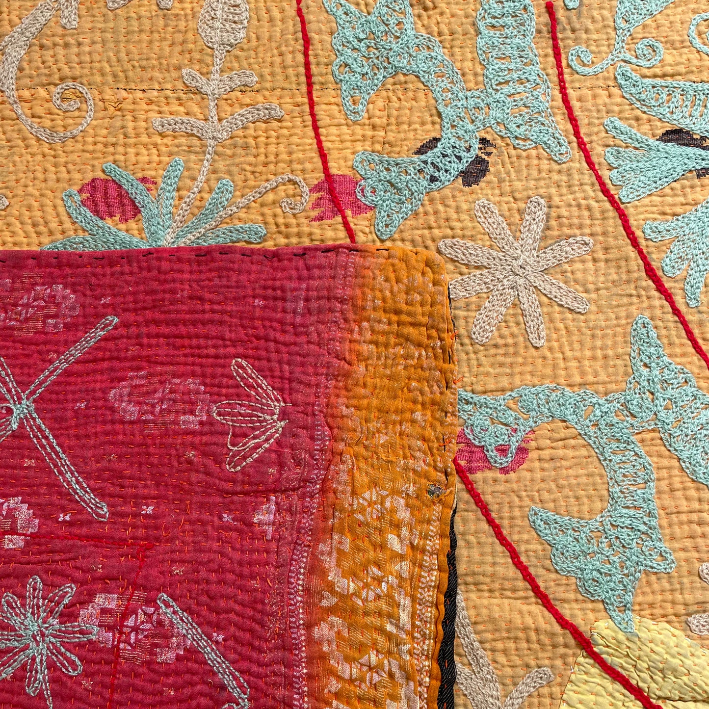 オレンジ×赤 珍しい色味を組み合わせたスザニ刺繍 カンタキルト