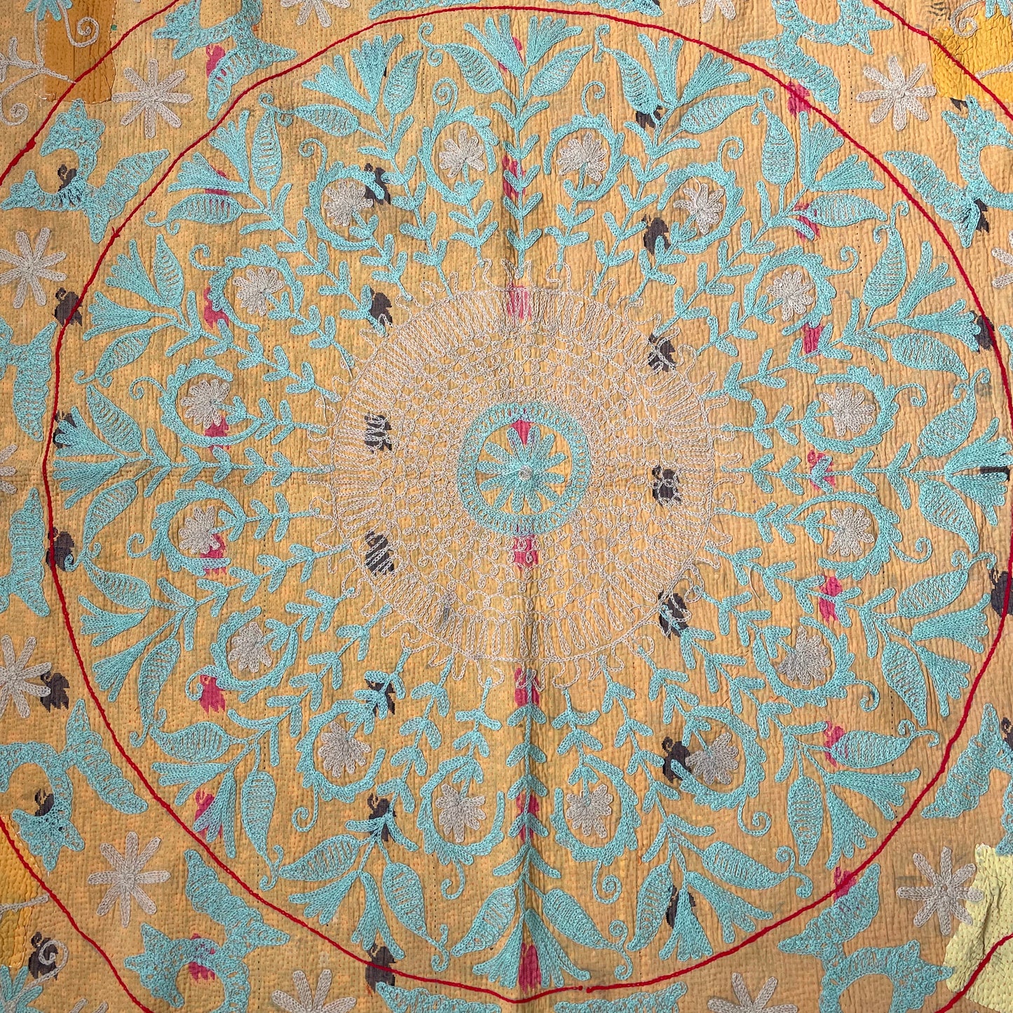 オレンジ×赤 珍しい色味を組み合わせたスザニ刺繍 カンタキルト