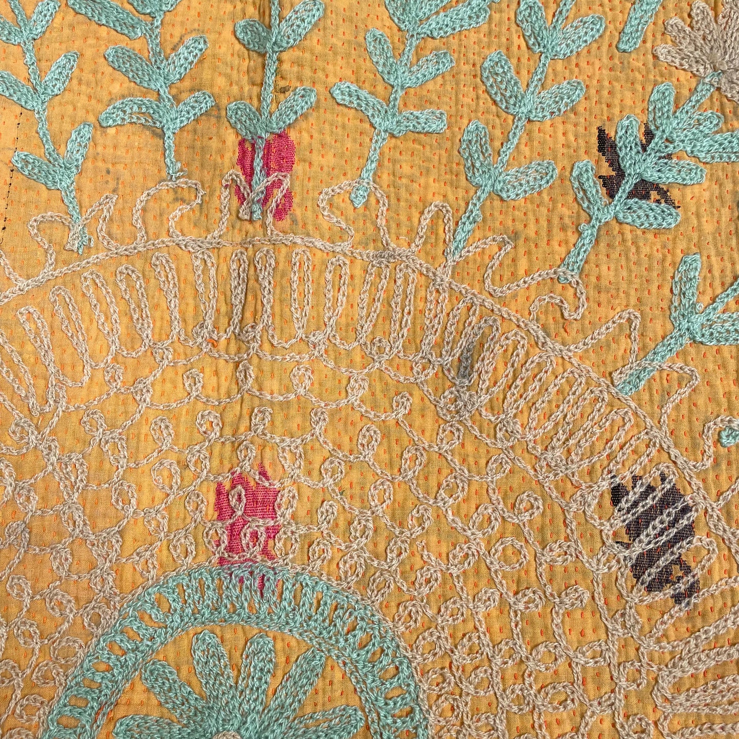 オレンジ×赤 珍しい色味を組み合わせたスザニ刺繍 カンタキルト