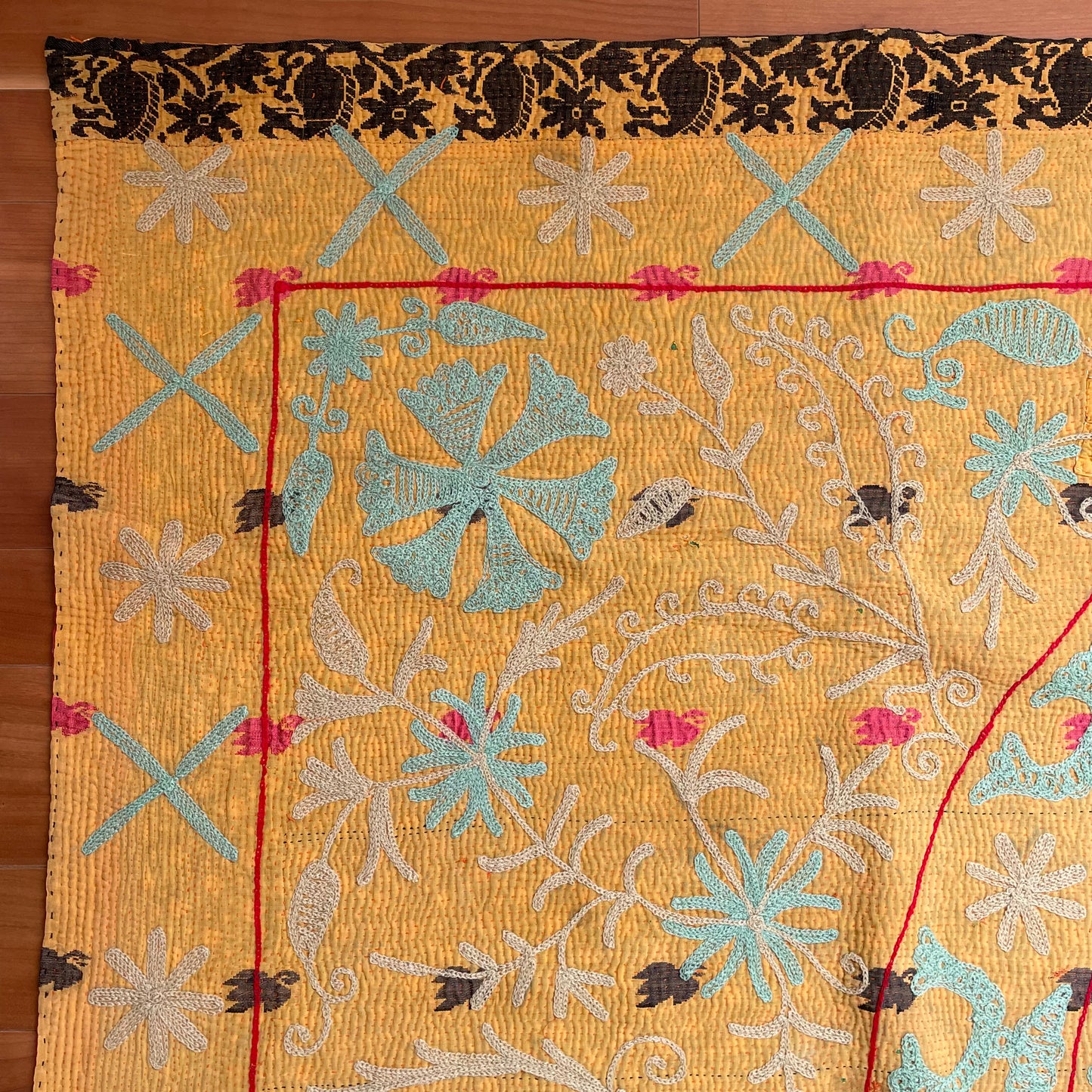 オレンジ×赤 珍しい色味を組み合わせたスザニ刺繍 カンタキルト