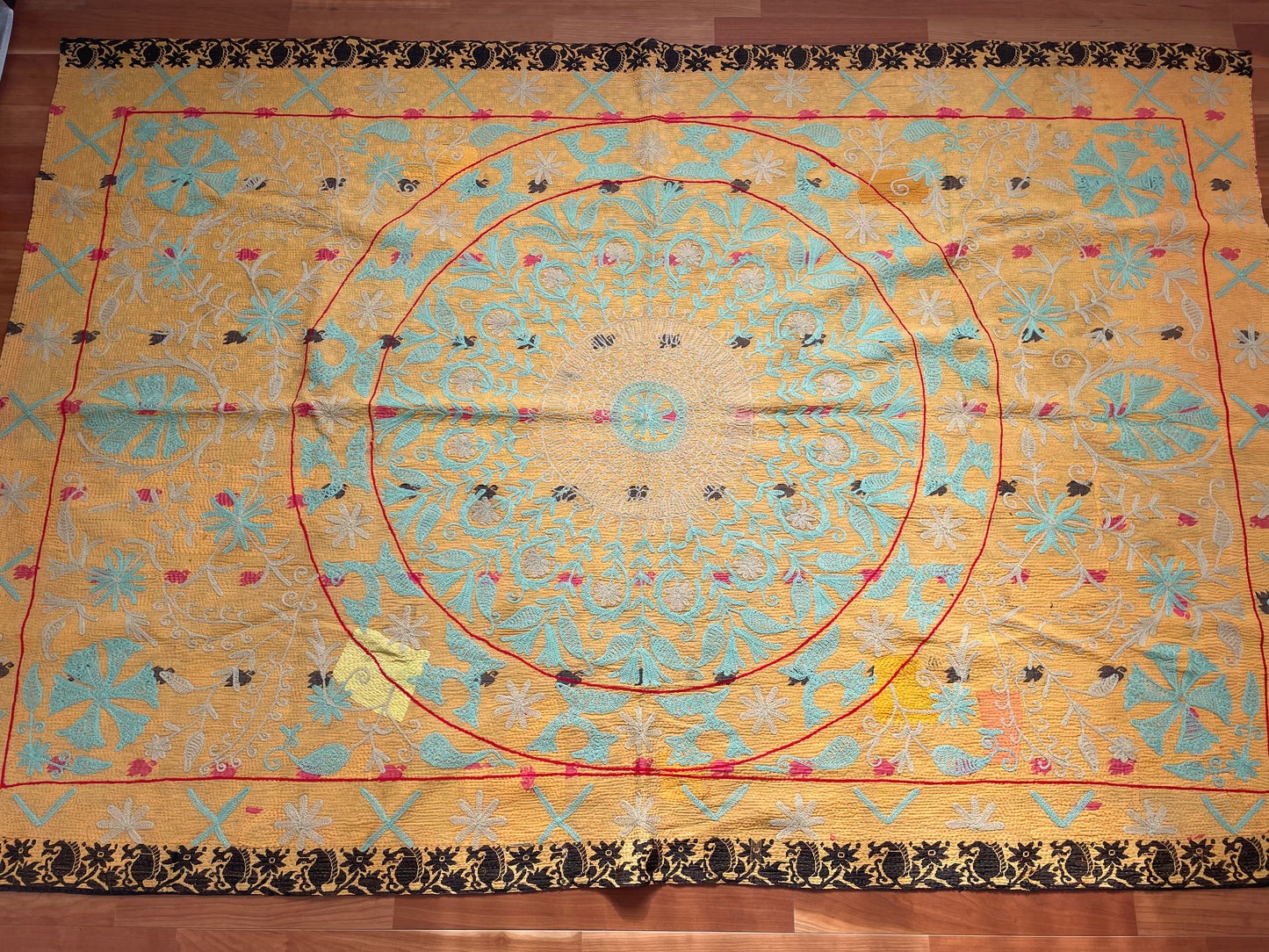 オレンジ×赤 珍しい色味を組み合わせたスザニ刺繍 カンタキルト