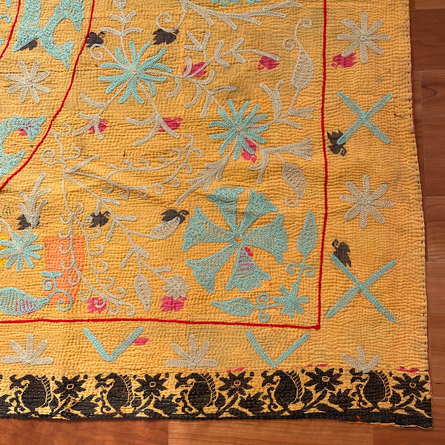 オレンジ×赤 珍しい色味を組み合わせたスザニ刺繍 カンタキルト