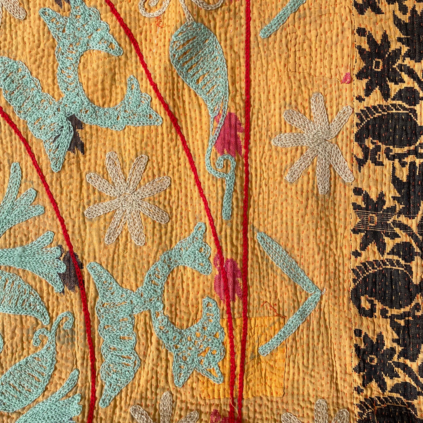 オレンジ×赤 珍しい色味を組み合わせたスザニ刺繍 カンタキルト