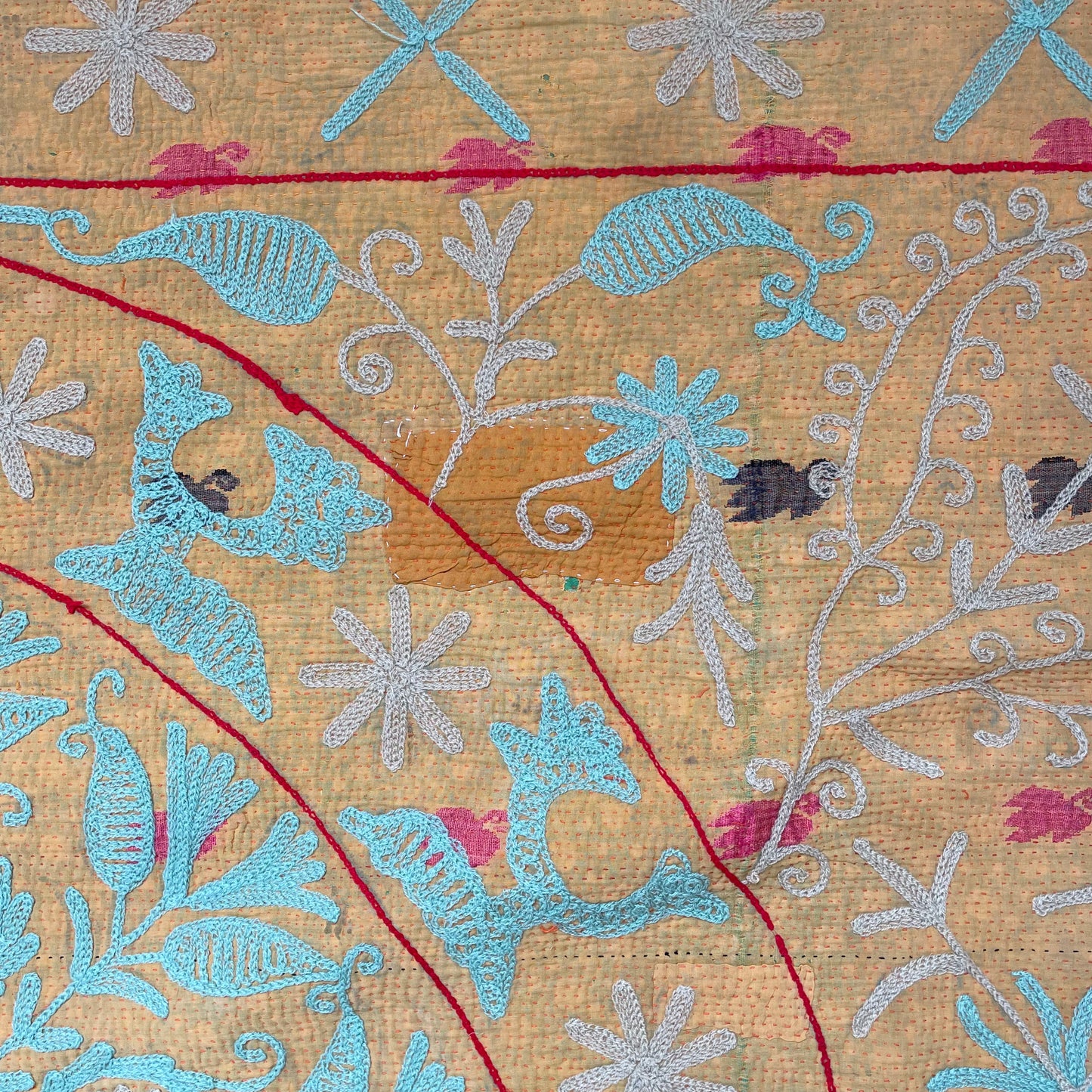 オレンジ×赤 珍しい色味を組み合わせたスザニ刺繍 カンタキルト