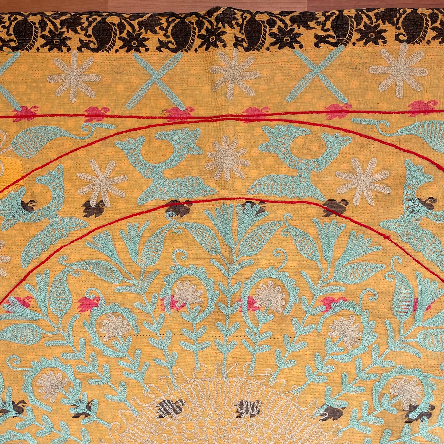 オレンジ×赤 珍しい色味を組み合わせたスザニ刺繍 カンタキルト